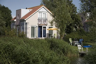 Bungalow am Wasser in Makkum mit Anlegestelle