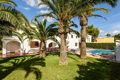 Wohnung in Cala Blanca mit Poolblick
