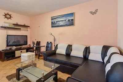 Peaceful Island Haven with Pool, BBQ & Games ...
