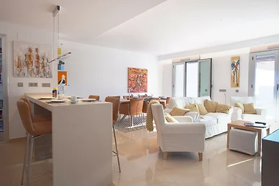 Modernes Apartment mit Balkon