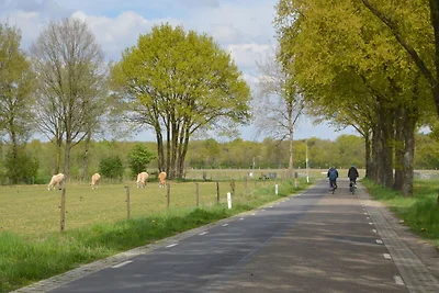 Ferienhaus eines üppigen Waldes in Limburg