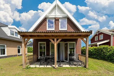 Huis aan de waterkant met sauna en vissteiger