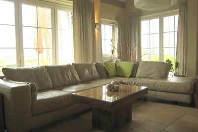 Elegante casa vacanze a Zuidzande con sauna