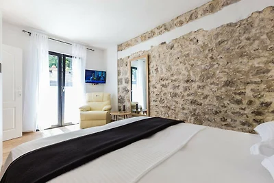 Charming Retreat with Lush Garden  - 3...