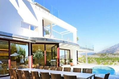 Villa in Nueva Andalucía mit Infinity-Pool
