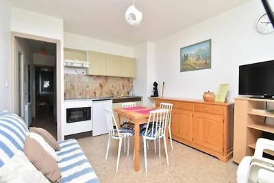 Apartment in Grau du Roi mit Garten