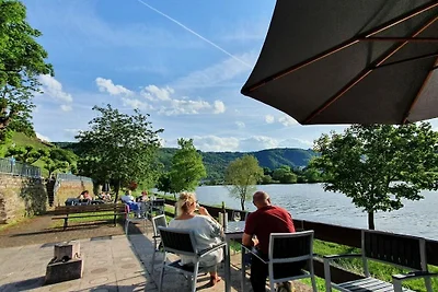 Hallenbach mit Moselblick