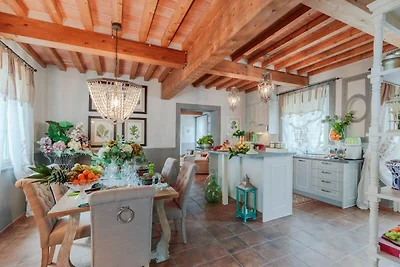 Villa a Lucca con Jacuzzi e Vigneti