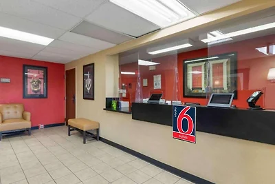 1 queen bed | ADA/RI douche, niet-roken,...