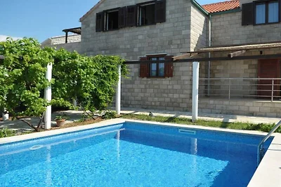Villa en Povlja con piscina