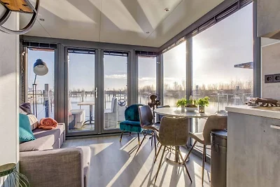 Casa galleggiante nel porto turistico di...