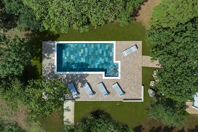 Bella villa con piscina e giardino recintato
