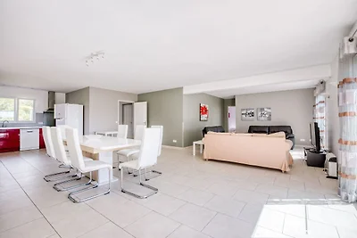 Geräumige Villa mit Pool in Le Canet