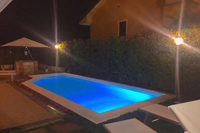 Villa mit eigenem Pool in einem Wohnviertel a...