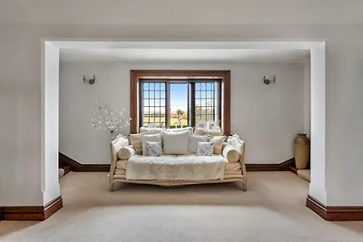 Pet-Friendly Holiday Home with Scenic Views, ...