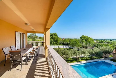 Villa mit Infinity-Pool in Kakma