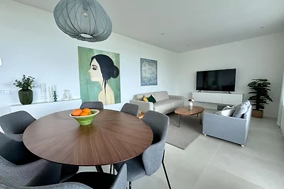 Wunderschöne Wohnung mit Pool und Garten.