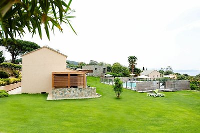 Villa mit zwei Wohneinheiten und großem Pool ...
