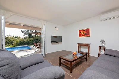 Ferienhaus in Tinjan mit Schwimmbecken
