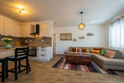 Charming and Tranquil Kastel Gomilica Apartme...