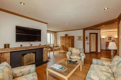Üppiges Apartment mit Innenpool
