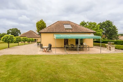 Casa con piscina nel parco di un castello