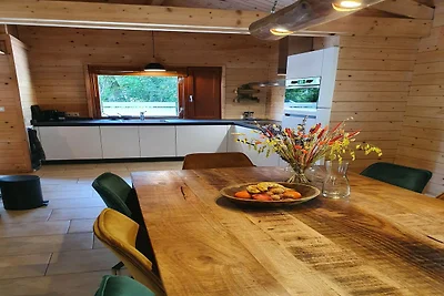 Luxuriöse Waldvilla aus Holz
