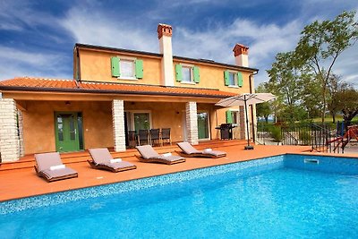 Schöne Villa mit Pool umgeben von Naturzaun