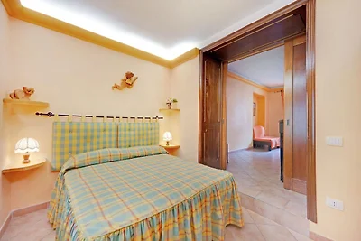 Grande casale in pietra in piccolo borgo...