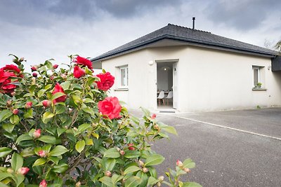 Bella casa a un piano vicino al mare