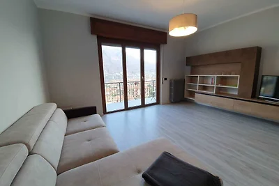 Accogliente casa vacanze a Omegna con balcone