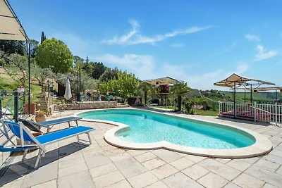 Villa a Monterotondo con piscina condivisa