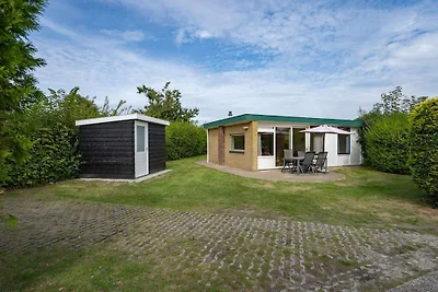 Bungalow in Den Burg mit Schwimmbecken