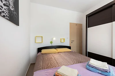 Simplistic Apartment in Neviđane mit Balkon