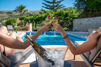 Villa in Kyrianna met verwarmd zwembad