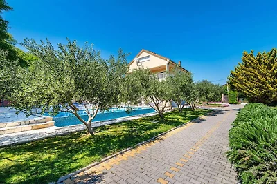 Villa mit Infinity-Pool in Kakma