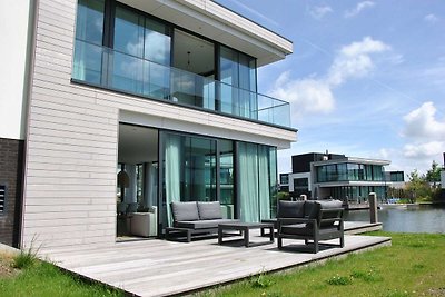 Luxe villa met eigen aanlegsteiger