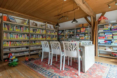 Bungalow mit dekorativem Kamin auf dem...