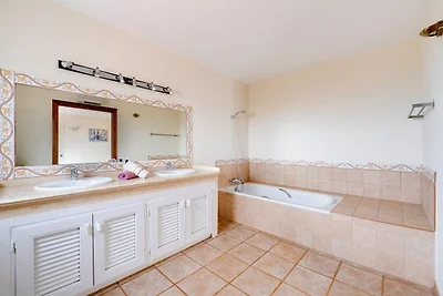 Villa in El Agar mit Pool und Strandnähe