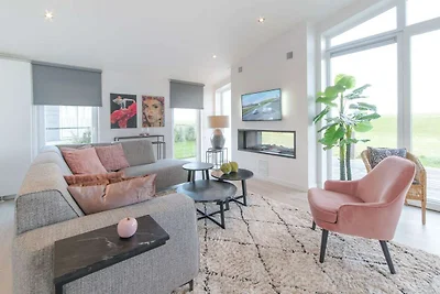 Bellissimo chalet con caminetto decorativo
