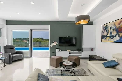 Villa in Karigador met zwembad