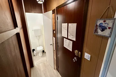 Alpenhütte in der Nähe der Forststraße