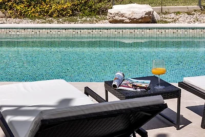 Blue Stone mit Pool und Garten