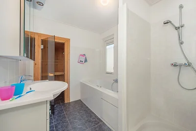 Villa mit Whirlpool und Kamin nahe am...