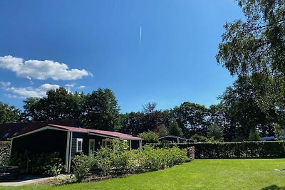 Chalet mit Gartenhaus in einem Ferienpark