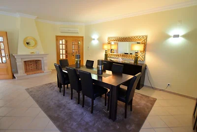 Luxuriöse Villa mit Pool in der Nähe