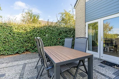 Charmante Villa mit großem Garten am Wasser