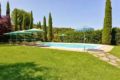 Abgelegenes Bauernhaus in Montalcino mit Pool