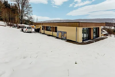 Schצnes Ferienhaus in La Chaux mit Whirlpool