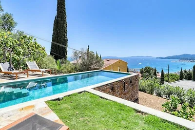Villa in Le Lavandou mit Meerblick Pool